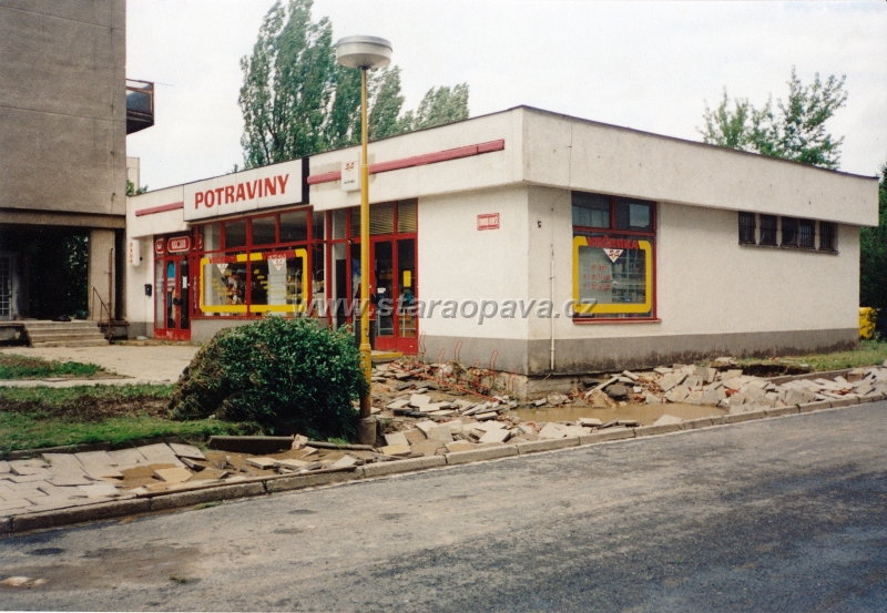 skody1997 (16).jpg - Povodně 1997, škody - Ulice E.beneše, tehdejší potraviny, dnes prodejna Alza.cz